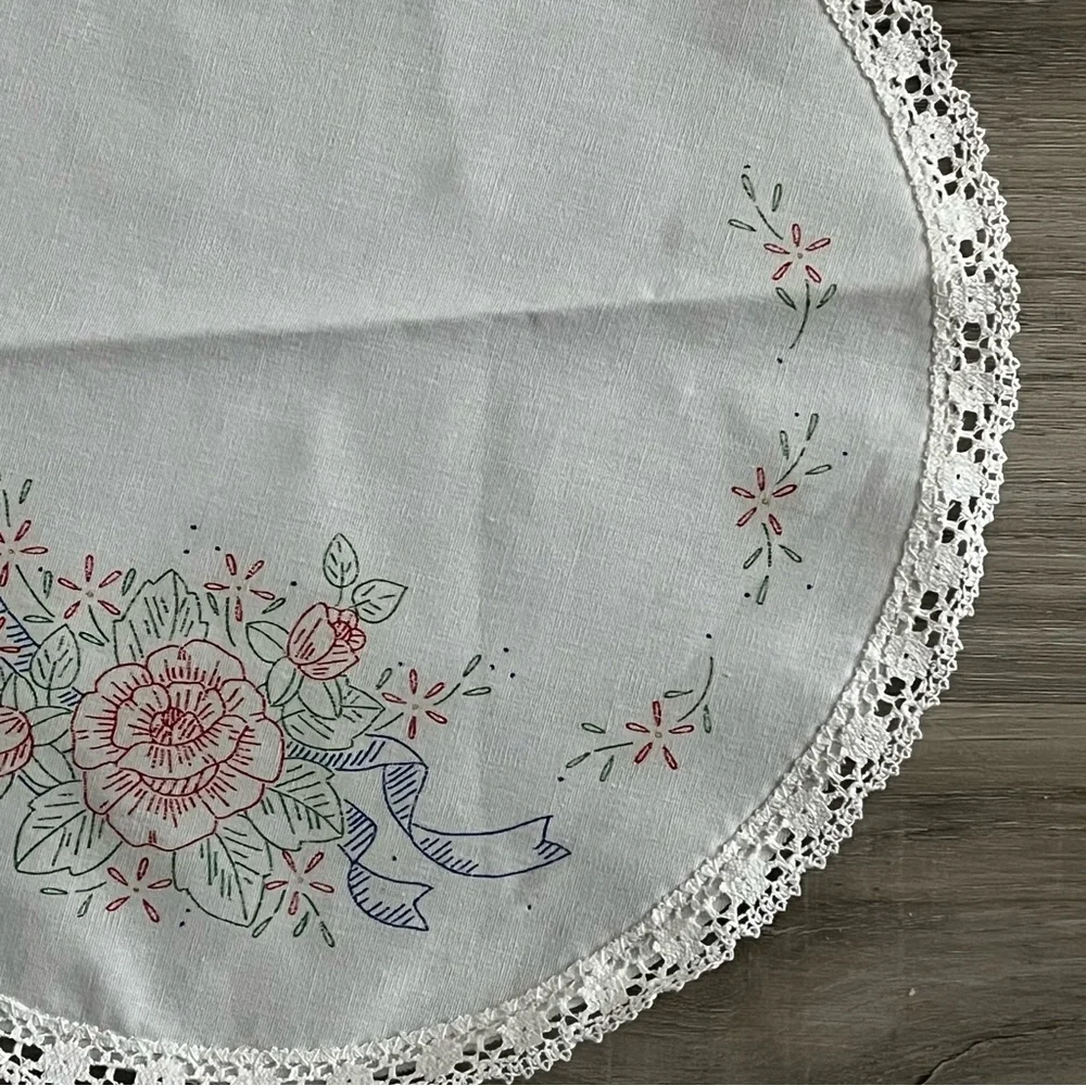 NWOT Stamped Embroidery Floral Circular Doily with Cute Edging